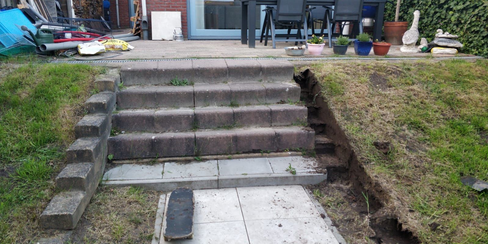 Oude betonnen treden in een tuin met een afbrokkelende rand